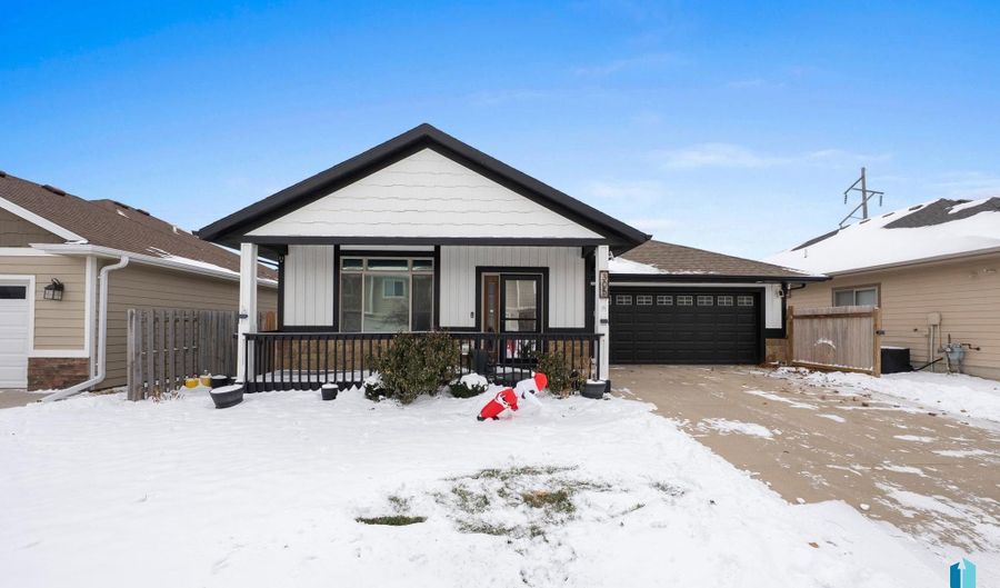 305 S Spring Pl, Brandon, SD 57005 - 5 Beds, 3 Bath