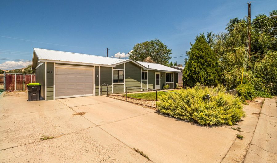 612 HONEYLOCUST St, Bloomfield, NM 87413 - 2 Beds, 1 Bath