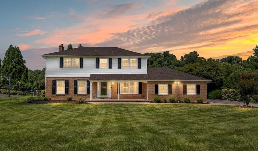 205 CLOVER Dr, Hockessin, DE 19707 - 4 Beds, 3 Bath