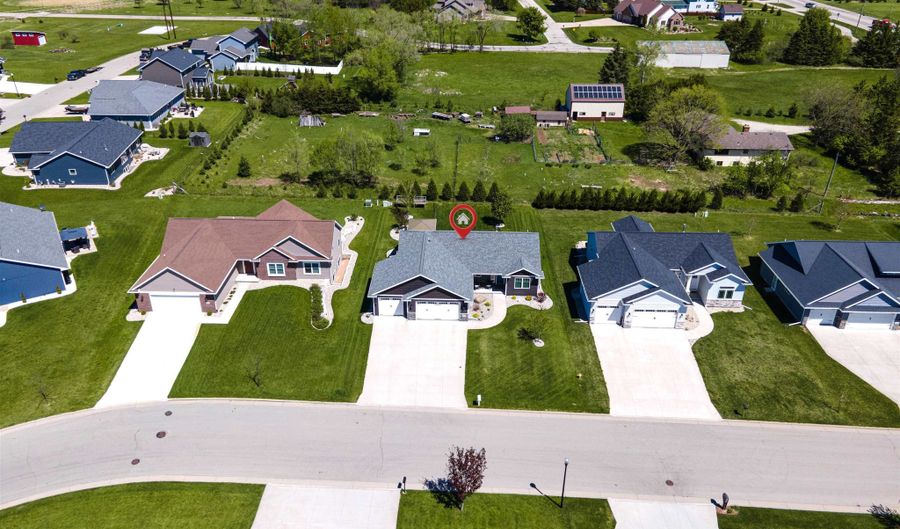 2660 W FALLEN OAK Dr, Appleton, WI 54913 - 3 Beds, 2 Bath