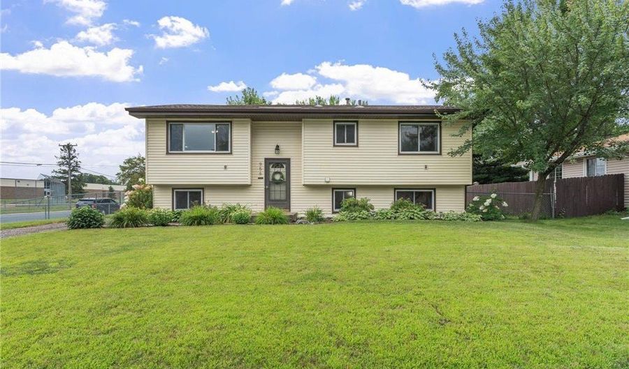 956 Blackoaks Ln, Anoka, MN 55303 - 4 Beds, 2 Bath