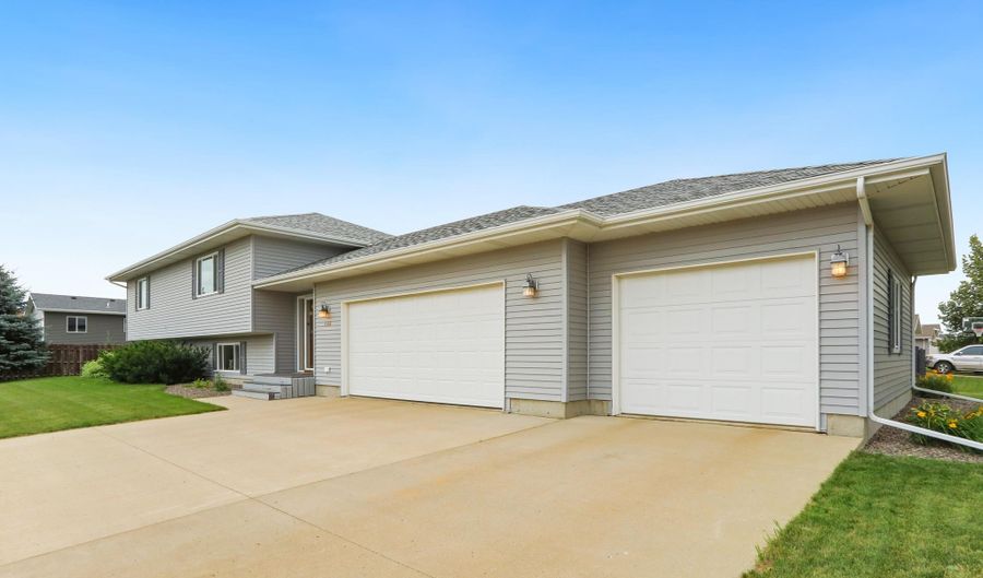 1306 S 12th St, Aberdeen, SD 57401 - 4 Beds, 3 Bath