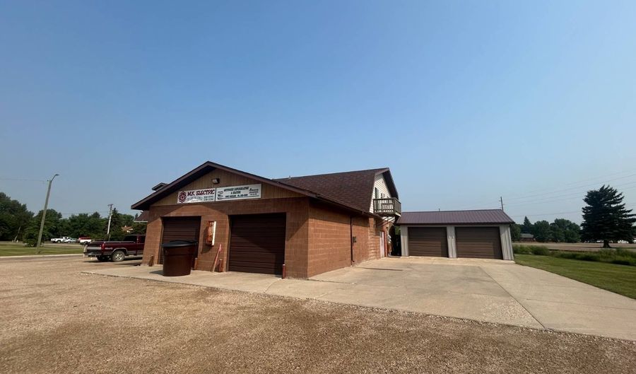 1001 Grimms Rd, Bottineau, ND 58318 - 5 Beds, 3 Bath