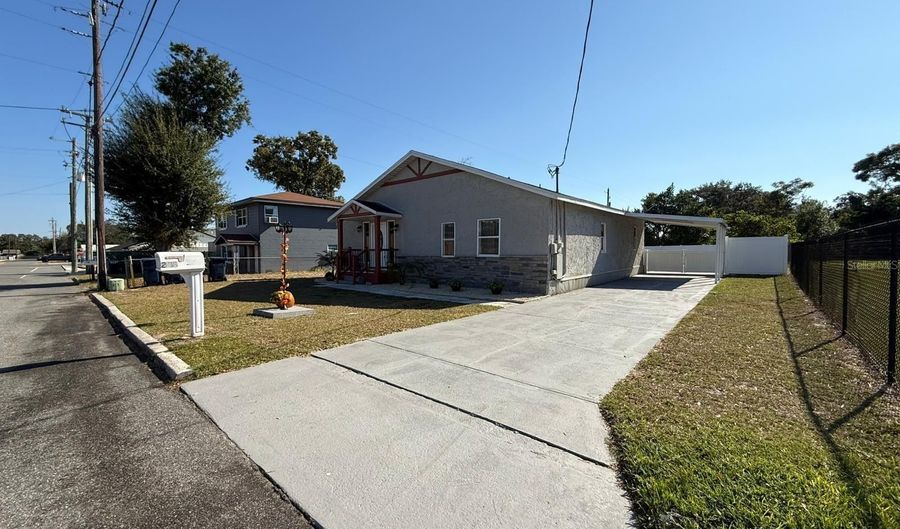 208 CENTER St, Auburndale, FL 33823 - 3 Beds, 2 Bath