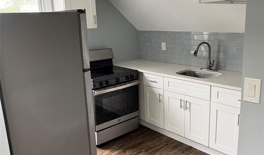 100 Merrick Rd, Amityville, NY 11701 - 2 Beds, 1 Bath