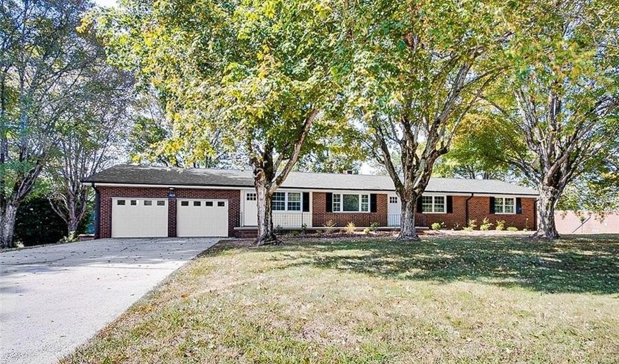 3828 Zoo Pkwy, Asheboro, NC 27205 - 3 Beds, 2 Bath