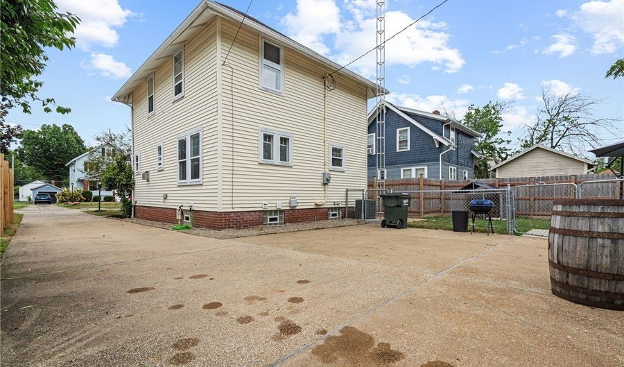 2112 Blenheim Ave, Alliance, OH 44601 - 2 Beds, 2 Bath