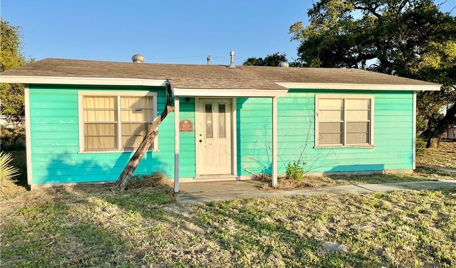 813 N Houston St, Aransas Pass, TX 78336 - 2 Beds, 1 Bath