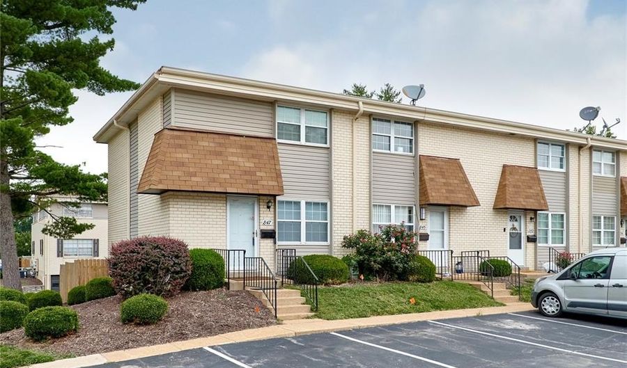 847 Wendevy Ct, Ballwin, MO 63011 - 2 Beds, 2 Bath