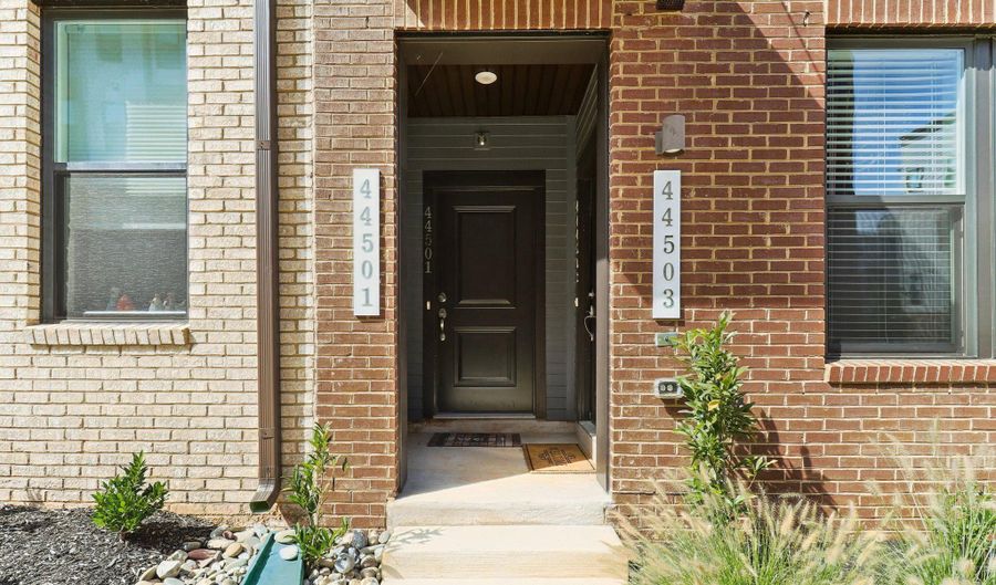 44501 WOLFHOUND Sq, Ashburn, VA 20147 - 3 Beds, 3 Bath