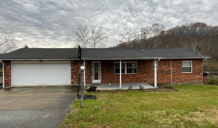 105 Lincoln Hts, Alum Creek, WV 25003 - 4 Beds, 2 Bath