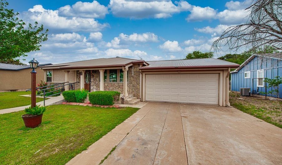 1107 NW 3rd St, Andrews, TX 79714 - 4 Beds, 2 Bath