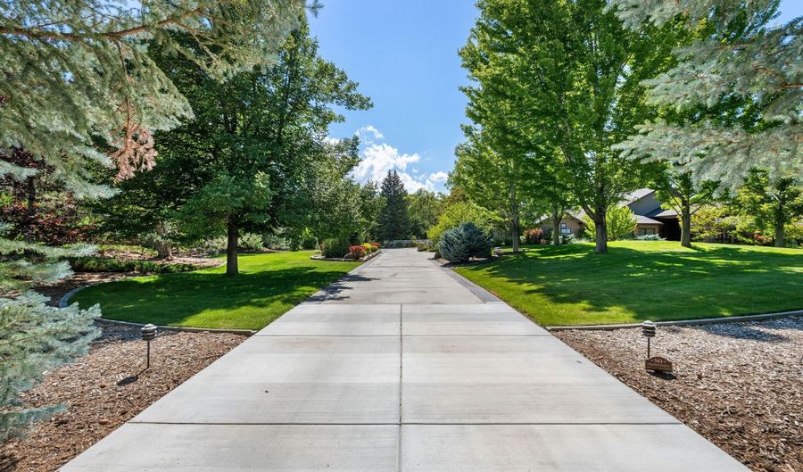 1456 Willow Creek Ln, Gardnerville, NV 89410 - 4 Beds, 5 Bath