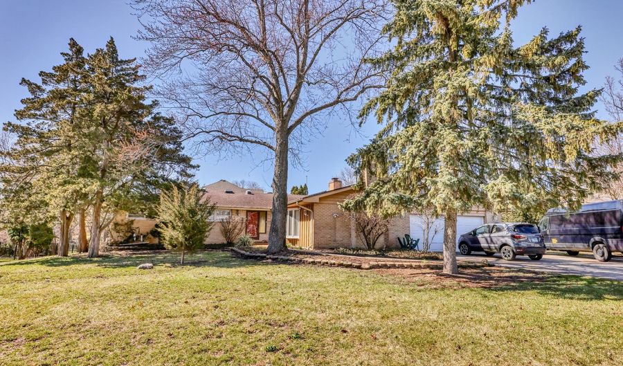 381 Mensching Rd, Roselle, IL 60172 - 4 Beds, 3 Bath