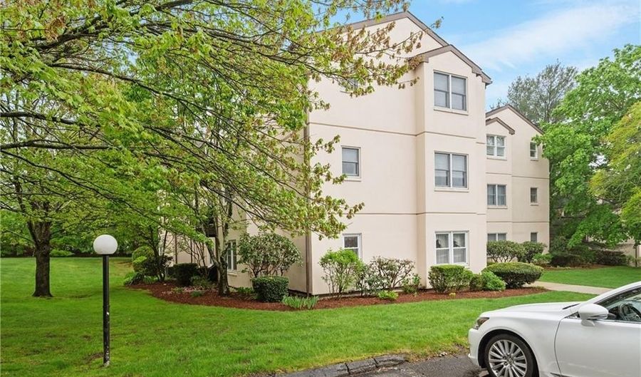 185 Manville Hill Rd 109, Cumberland, RI 02864 - 2 Beds, 2 Bath