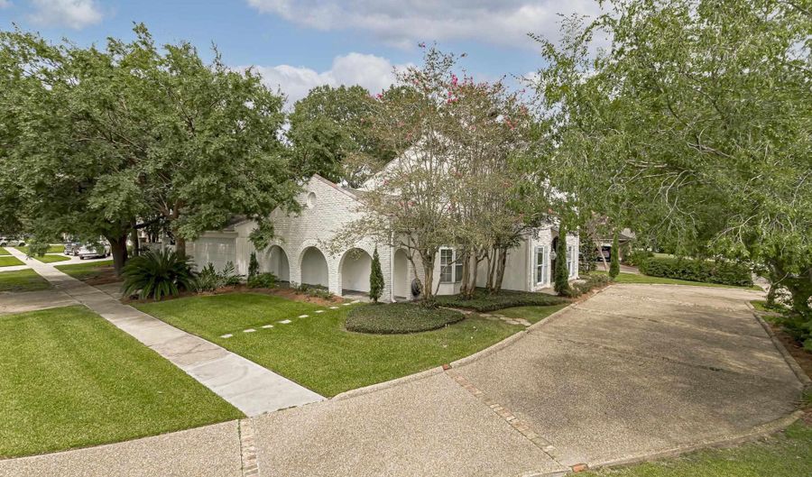 8543 E Thurman Dr, Baton Rouge, LA 70806 - 4 Beds, 4 Bath