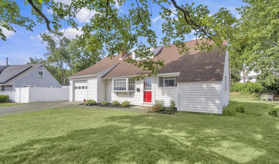 6 Briarwood Rd, Albany, NY 12211 - 5 Beds, 2 Bath