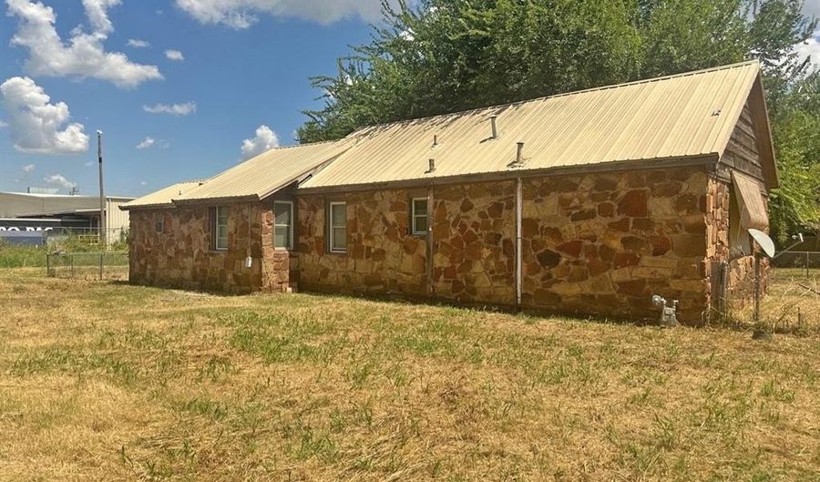 1016 El Reno Ave, Chickasha, OK 73018 - 2 Beds, 2 Bath