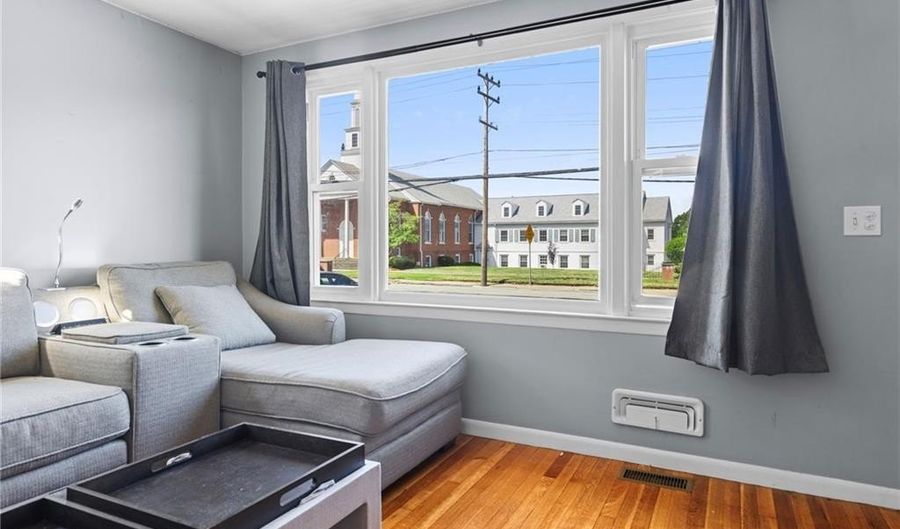 794 Main Ave, Warwick, RI 02886 - 2 Beds, 1 Bath