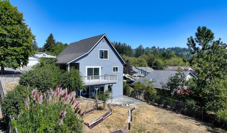 808 5TH St, Brookings, OR 97415 - 3 Beds, 3 Bath