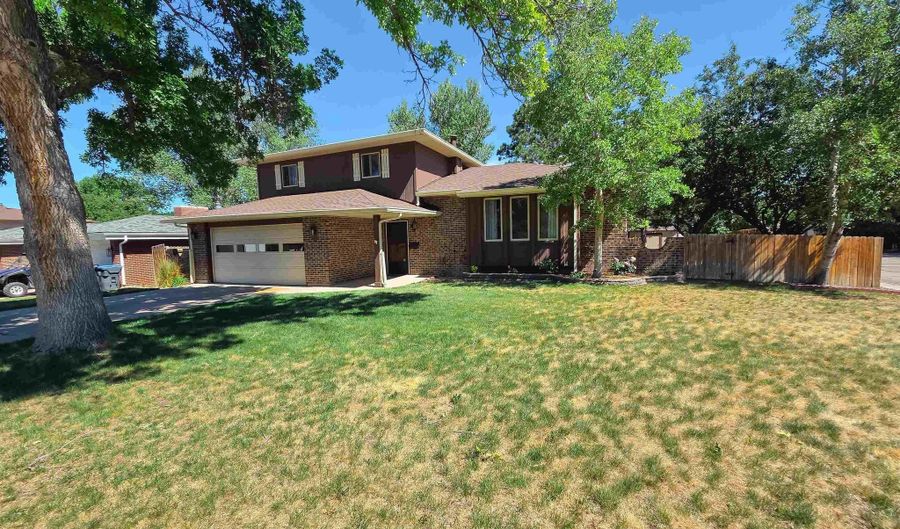 950 APACHE St, Cheyenne, WY 82009 - 3 Beds, 3 Bath