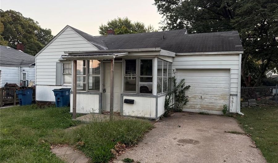 809 Maurice St, Alton, IL 62002 - 2 Beds, 1 Bath