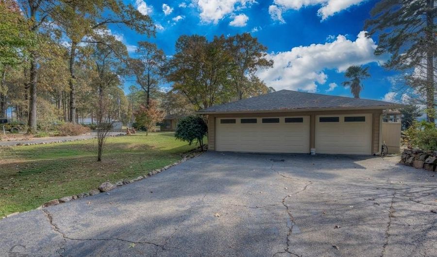 176 Madonna Dr, Benton, LA 71006 - 4 Beds, 5 Bath