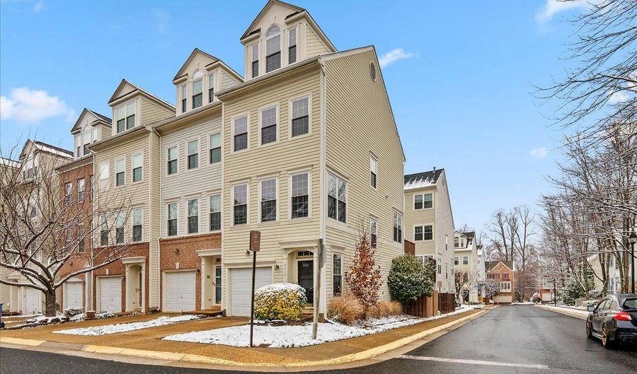 5317 CHIEFTAIN Cir, Alexandria, VA 22312 - 3 Beds, 4 Bath