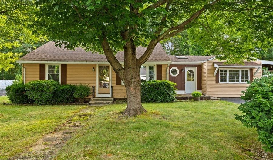 12 Oak Ter, Bellingham, MA 02019 - 3 Beds, 1 Bath