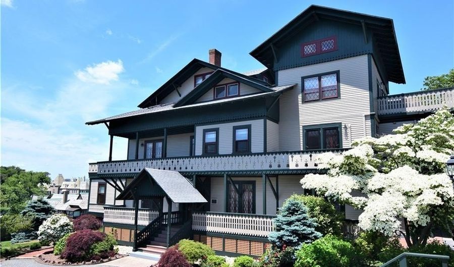 35 Chastellux Ave J, Newport, RI 02840 - 2 Beds, 2 Bath