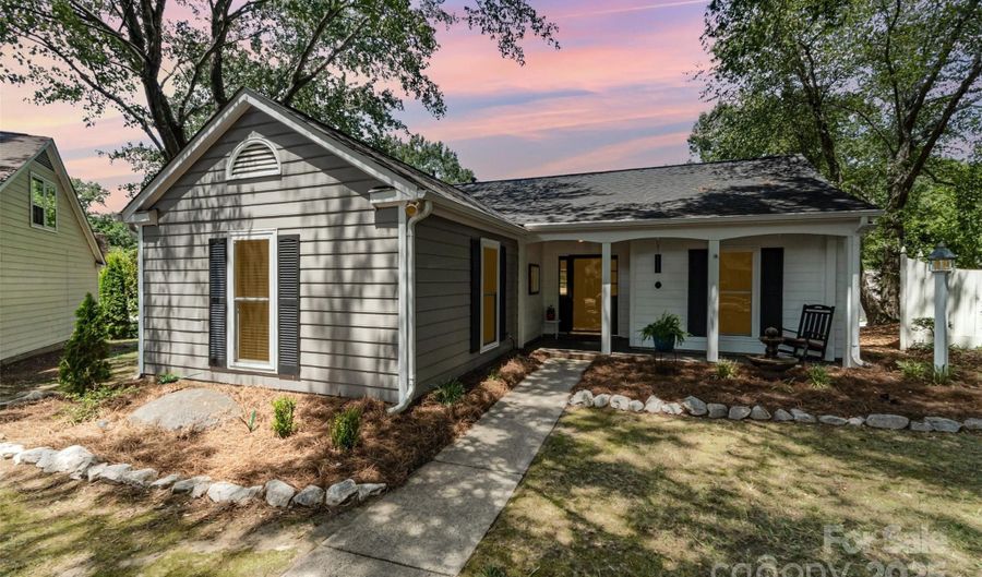 2722 Hillmont Dr, Charlotte, NC 28226 - 2 Beds, 2 Bath