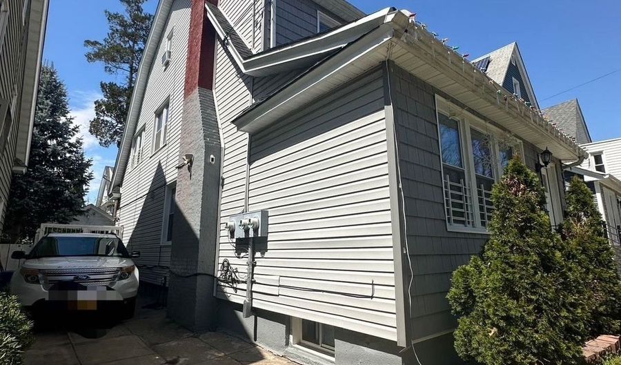 87-46 98th St, Woodhaven, NY 11421 - 5 Beds, 3 Bath