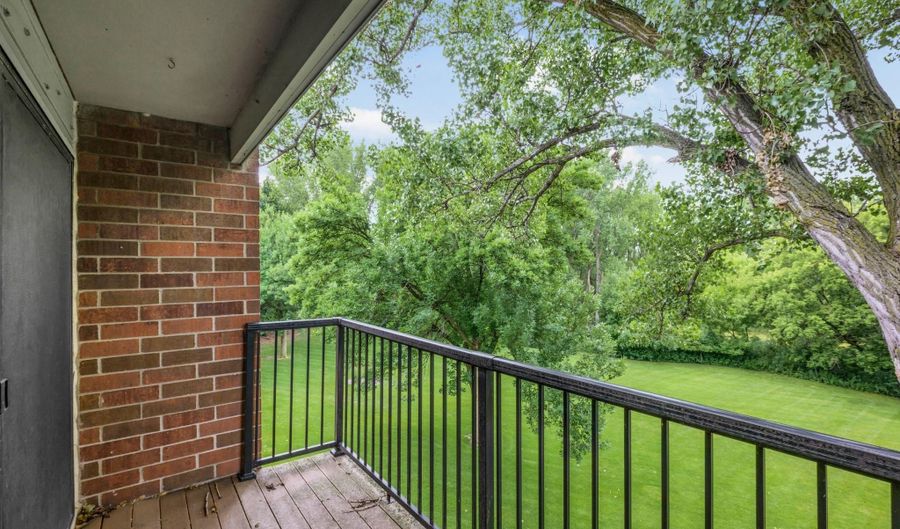 4 Pine Tree Dr 321, Arden Hills, MN 55112 - 2 Beds, 2 Bath