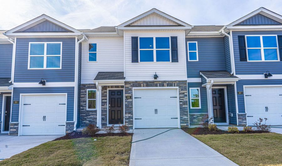 205 Maddox Dr, Aberdeen, NC 28315 - 3 Beds, 3 Bath