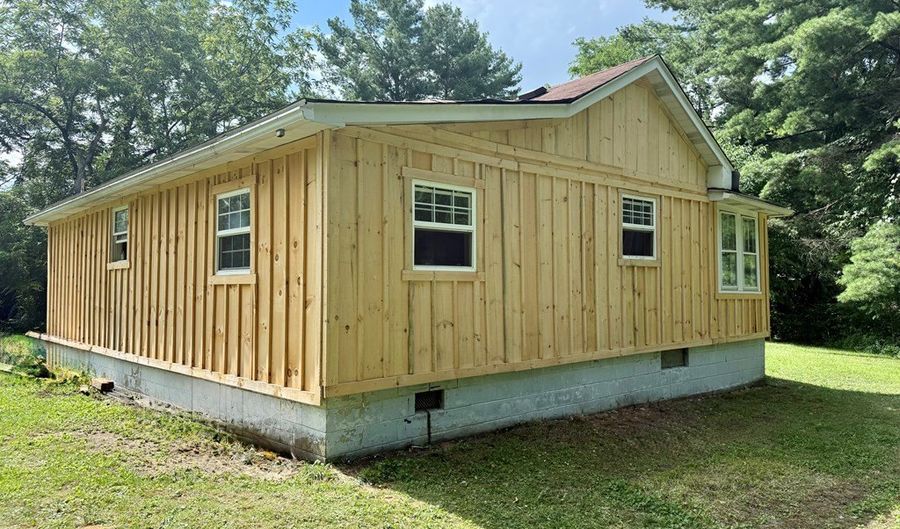 107 6th, Beaver, WV 25813 - 3 Beds, 1 Bath