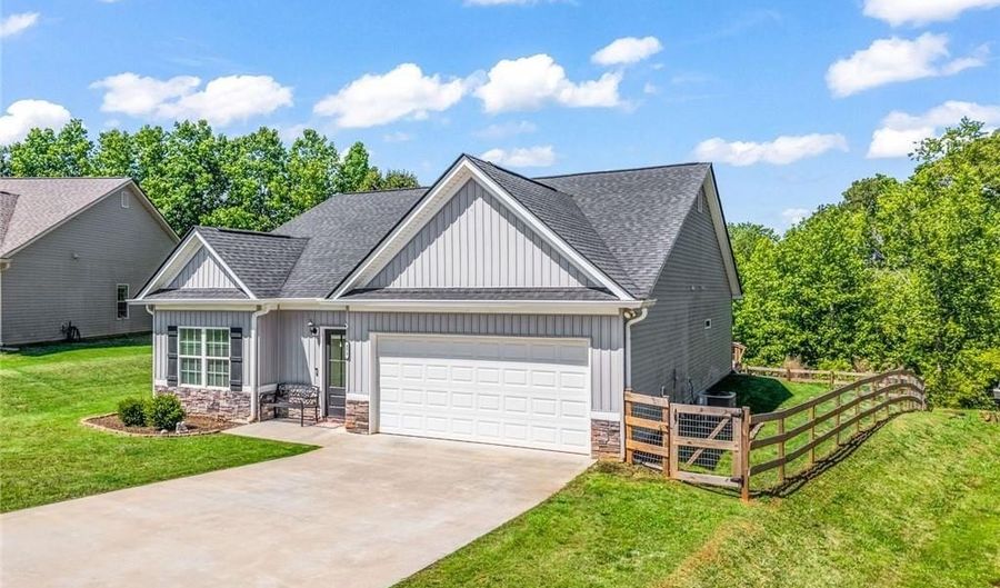 372 Highland Pointe Dr, Alto, GA 30510 - 3 Beds, 2 Bath