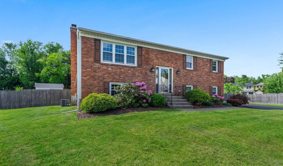 19 Midway Dr, Albany, NY 12205 - 3 Beds, 2 Bath