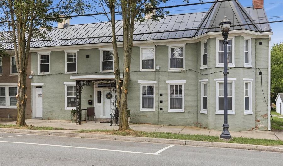 104 N MAIN St, Boonsboro, MD 21713 - 5 Beds, 4 Bath
