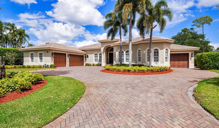 594 N Country Club Dr, Atlantis, FL 33462 - 5 Beds, 4 Bath