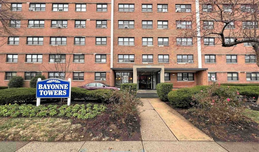 1225 KENNEDY Blvd 1F, Bayonne, NJ 07002 - 1 Beds, 1 Bath