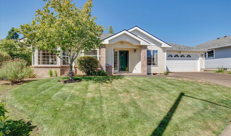 12997 SE LA CRESTA Dr, Milwaukie, OR 97222 - 3 Beds, 2 Bath