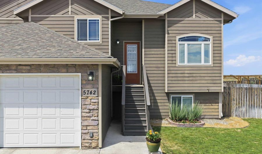 5742 Antelope Dr, Bar Nunn, WY 82601 - 5 Beds, 4 Bath