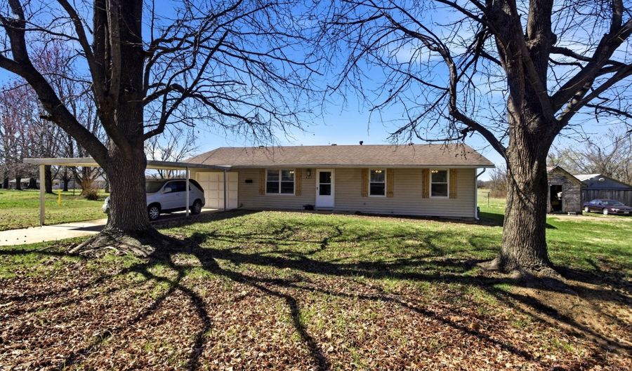 427 N Harrison Ave, Aurora, MO 65605 - 3 Beds, 2 Bath