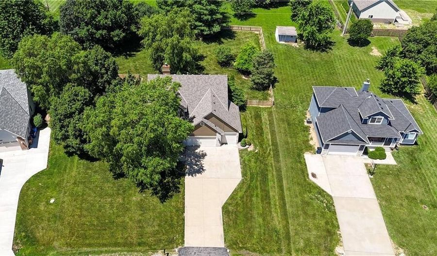 17713 157th Ter, Basehor, KS 66012 - 5 Beds, 3 Bath