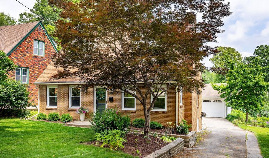 4131 College Ave, Des Moines, IA 50311 - 4 Beds, 3 Bath