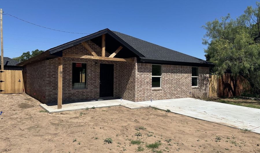 303 Ave L, Abernathy, TX 79311 - 3 Beds, 2 Bath