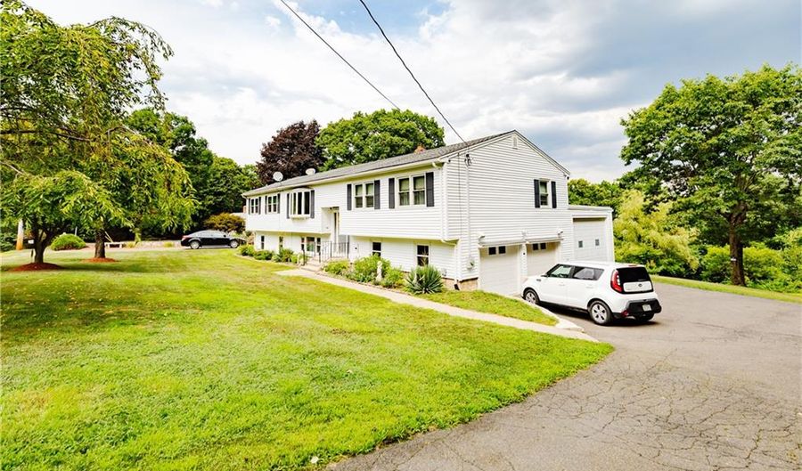 51 Spoke Dr, Shelton, CT 06484 - 5 Beds, 4 Bath