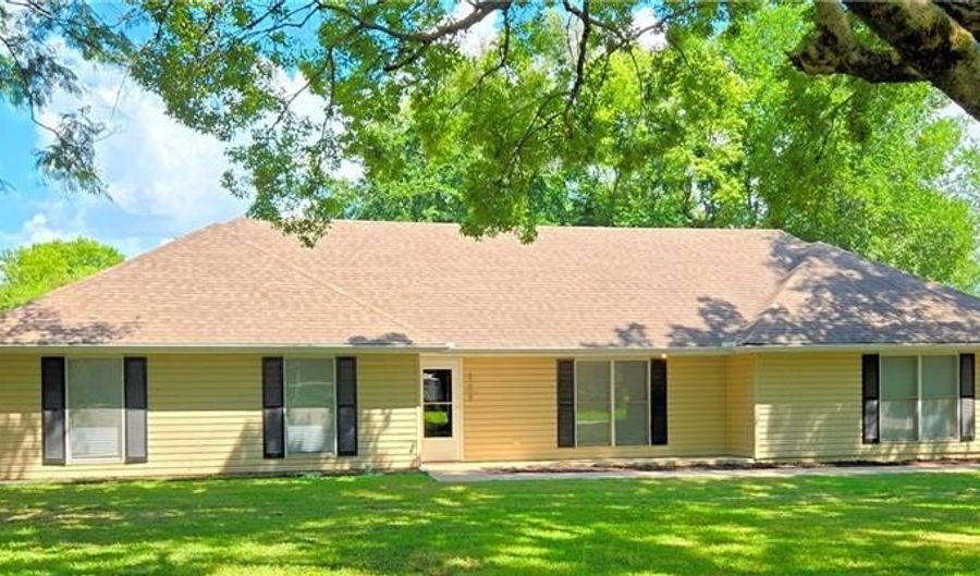 209 S KENTUCKY St, Adrian, MO 64720 - 3 Beds, 2 Bath