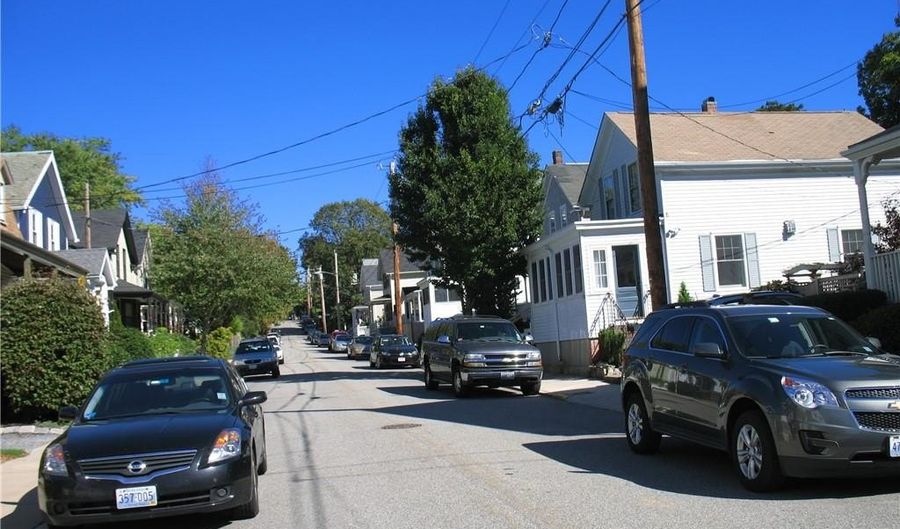 15 Webster St 3, Newport, RI 02840 - 1 Beds, 1 Bath