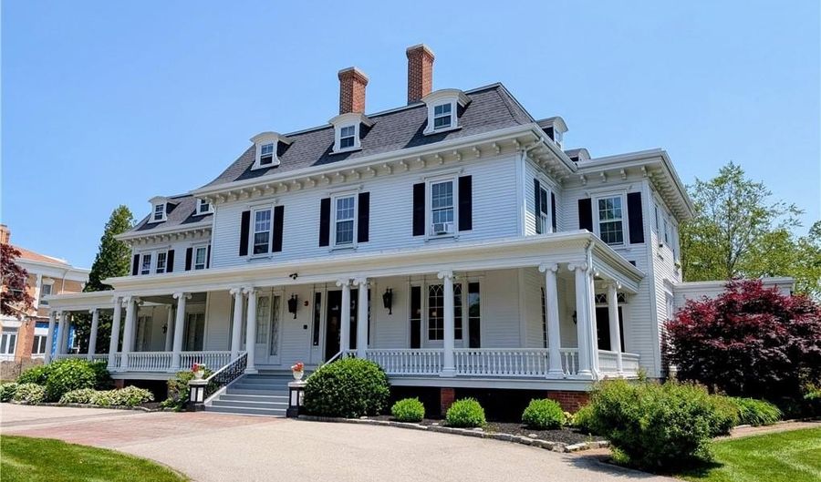 412 Bellevue Ave #7, Newport, RI 02840 - 2 Beds, 1 Bath